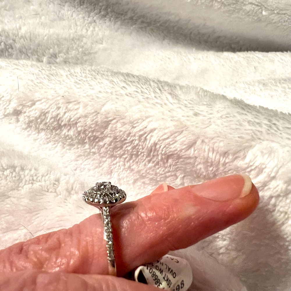 14 kt white gold diamond cluster ring